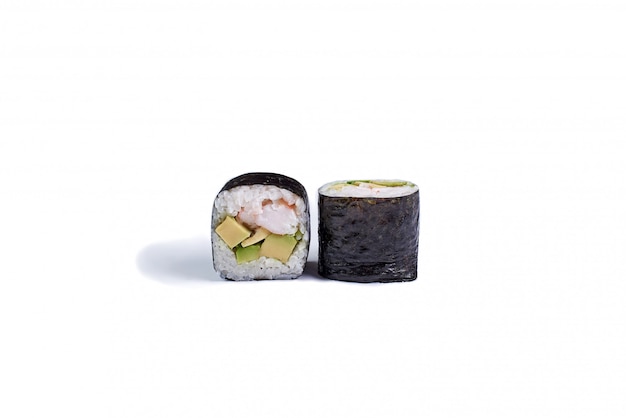 Rollos de sushi japonés aislados en blanco