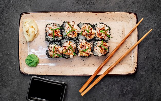 Rollos de sushi japonés al horno sobre un fondo de piedra