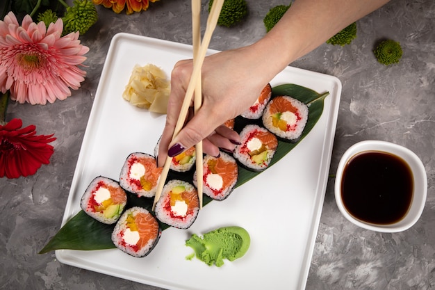 Rollos de sushi japonés fresco tradicional con salmón