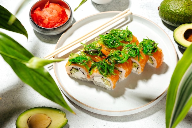 Rollos de sushi japonés con salmón