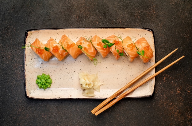 Rollos de sushi japonés sobre un fondo de piedra