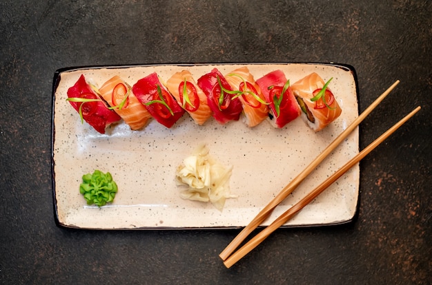 Rollos de sushi japonés sobre un fondo de piedra