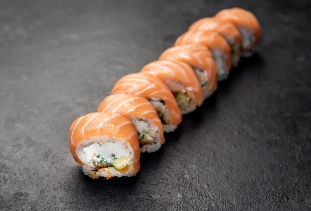 Rollos de sushi japonés sobre un fondo de piedra