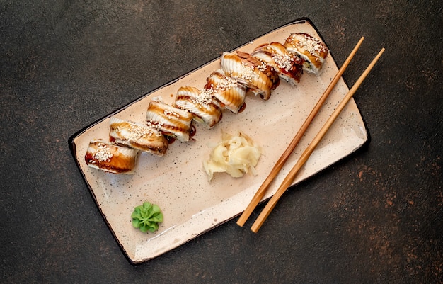 Rollos de sushi japonés sobre un fondo de piedra