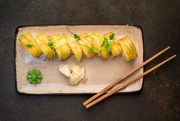 Rollos de sushi japonés sobre un fondo de piedra