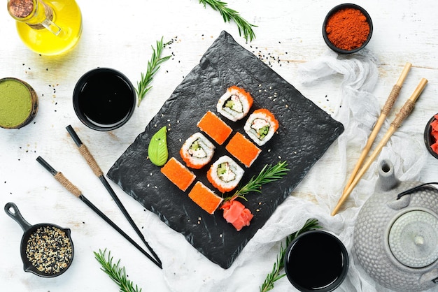 Rollos de sushi japoneses con cangrejo Menú de sushi para el restaurante Vista superior