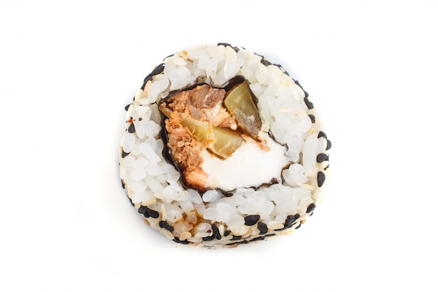 Rollos de sushi maki japonés con salmón y sésamo pepino aislado sobre fondo blanco.