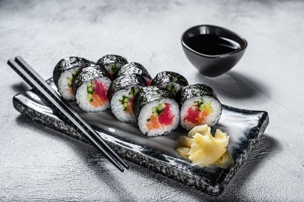 Rollos de sushi maki con salmón y atún. Fondo gris Vista superior