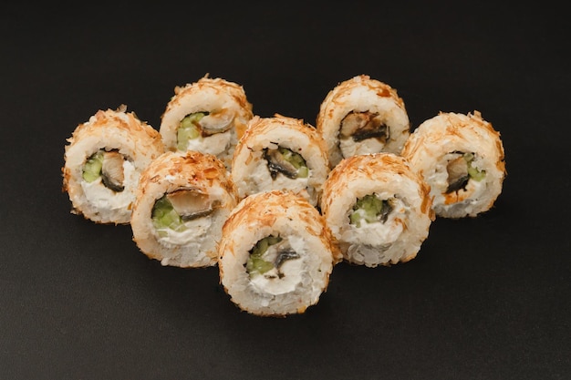 Rollos de sushi de mariscos japoneses sobre fondo negro