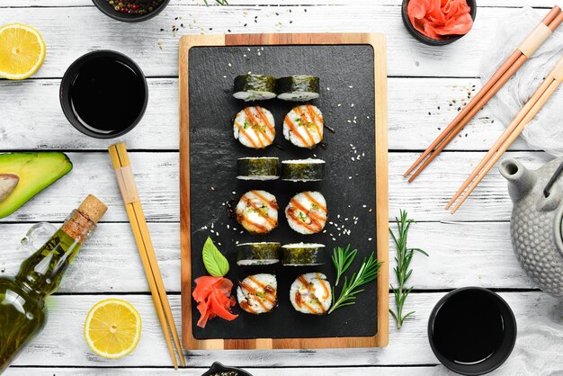 Rollos de sushi de mariscos Okinawa Eel pescado queso pepino y salsa Unagi comida tradicional japonesa