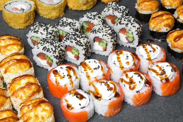 Rollos de sushi en mesa de hormigón