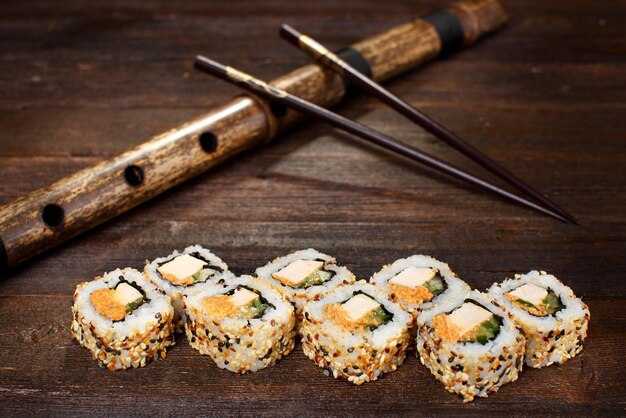 Rollos de sushi en una mesa de madera