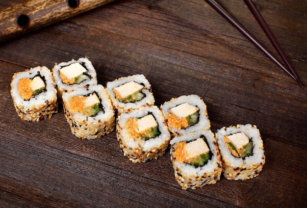 Rollos de sushi en una mesa de madera