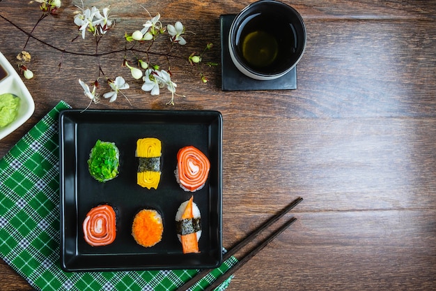 Rollos de sushi en la mesa