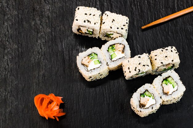 Rollos de sushi en mesa