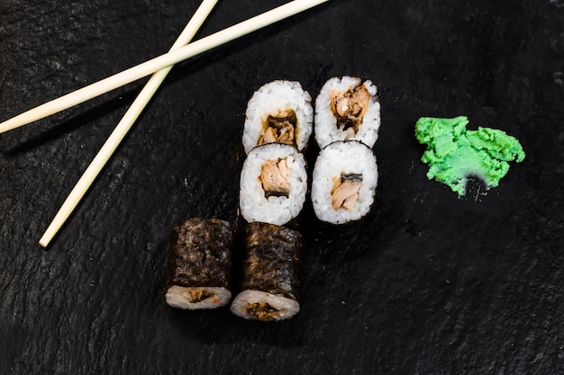 Rollos de sushi en mesa