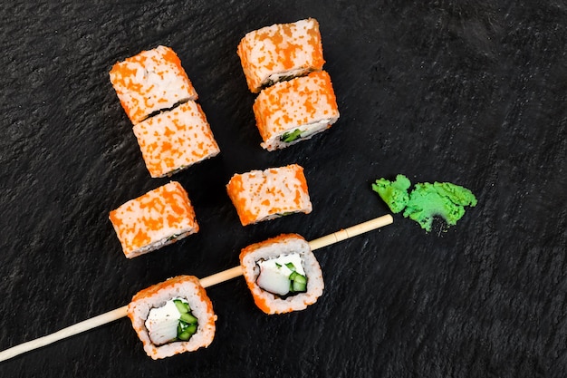 Rollos de sushi en mesa