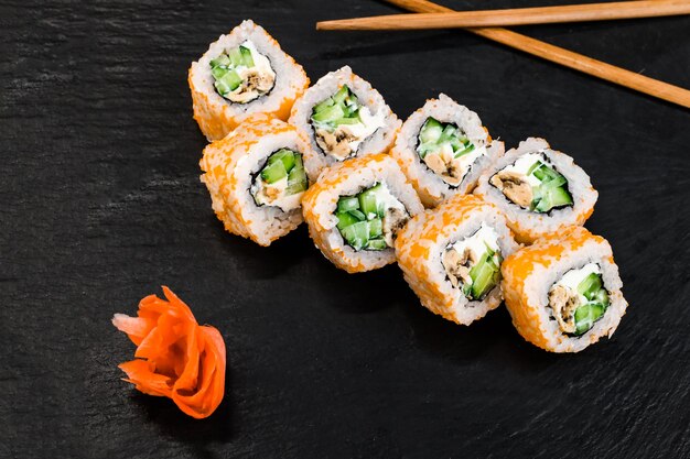 Rollos de sushi en mesa