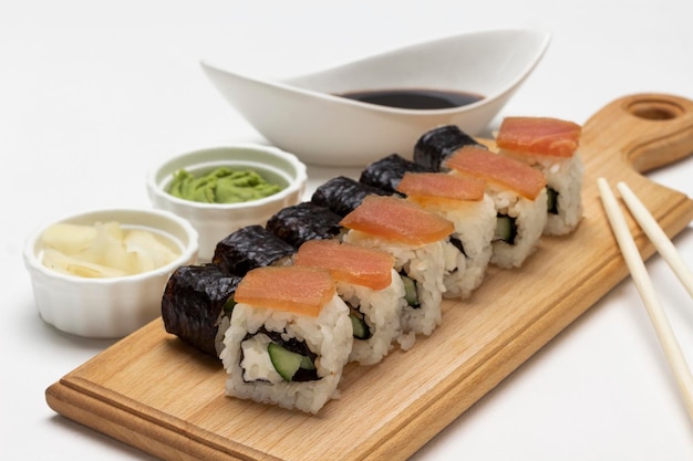 Rollos de sushi nori y sushi con salmón en el tablero