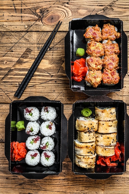 Rollos de sushi en el paquete de entrega, ordenados en un restaurante de sushi para llevar