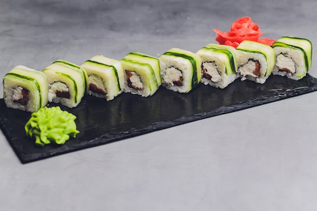 Rollos de sushi con pepino, sésamo y queso Philadelphia. Comida japonesa. Sushi tradicional. Vista superior.