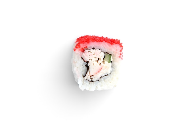 Rollos de sushi con pescado blanco, pepino y caviar tobiko aislado sobre fondo blanco.