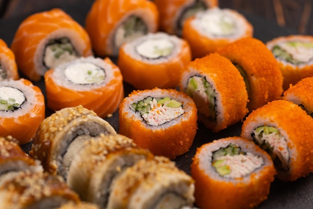 Rollos con sushi de pescado con palillos concepto de comida asiática