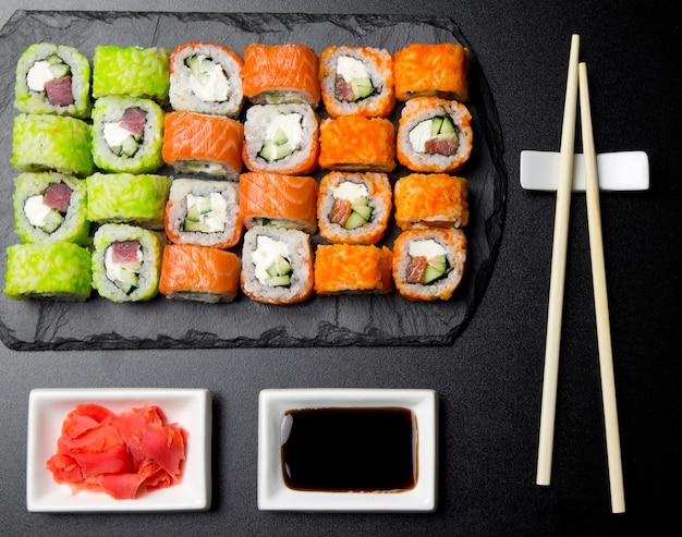 Rollos de sushi Philadelphia en una tabla