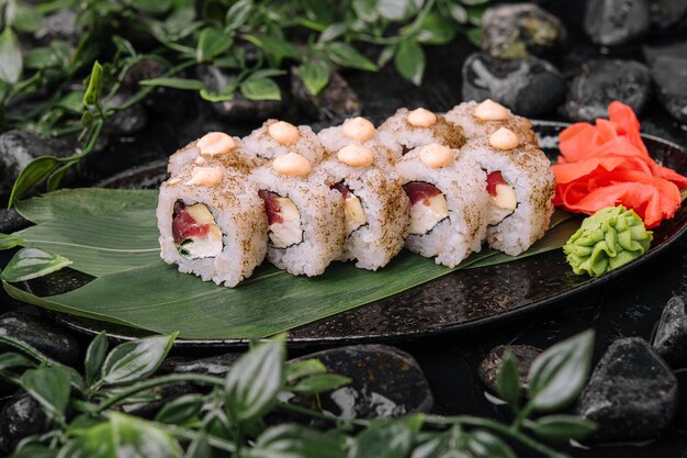 Rollos de sushi picantes con atún arroz y salsa sriracha picante