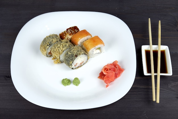 Rollos de sushi en un plato blanco