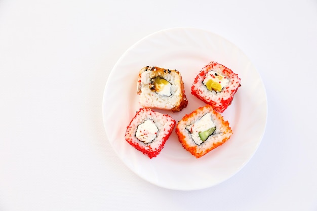 Rollos de sushi en un primer plano de fondo blanco