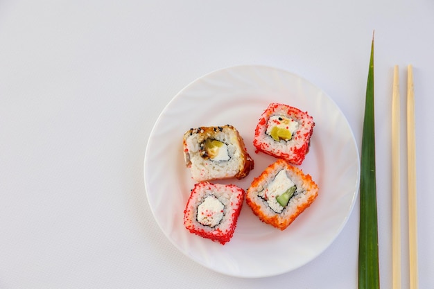 Rollos de sushi en un primer plano de fondo blanco