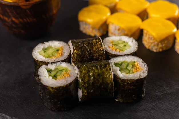 Rollos de sushi en primer plano de fondo oscuro Concepto de comida japonesa y asiática