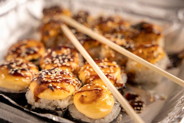 Rollos de sushi en un recipiente termo de plástico Comida para llevar