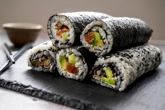 Rollos de sushi Rollos caseros con salmón aguacate y pepino