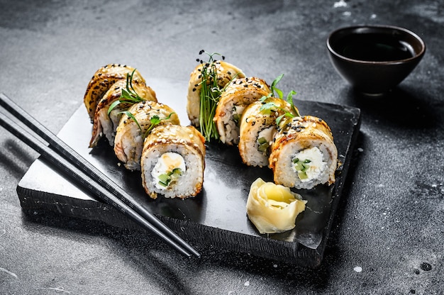 Rollos de sushi con salmón, aguacate y queso crema