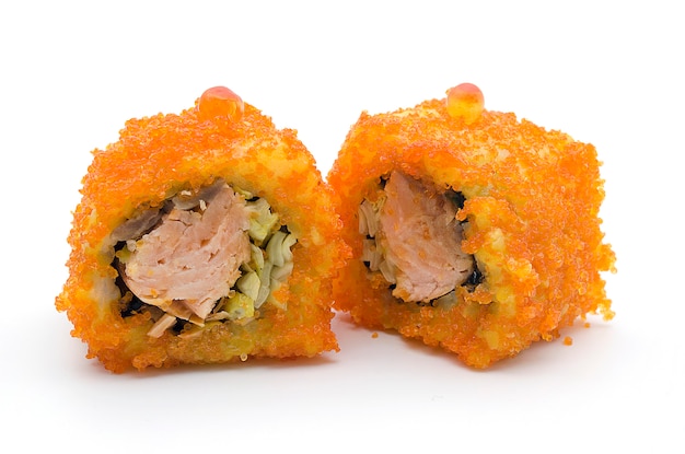 Foto rollos de sushi con salmón aislado.