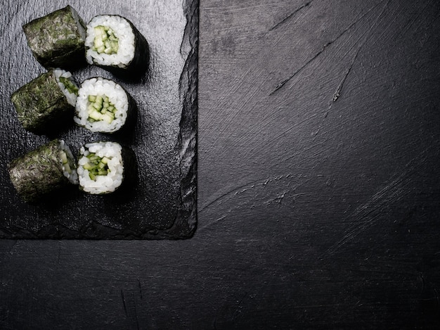 Rollos de sushi con salmón bañados en nori