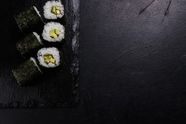 Rollos de sushi con salmón bañados en nori