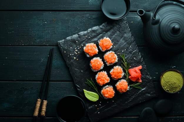 Rollos de sushi con salmón y caviar Cocina tradicional japonesa Vista superior