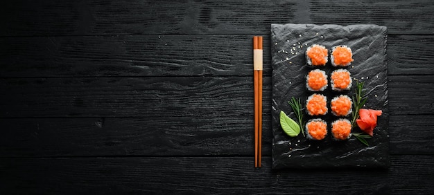 Rollos de sushi con salmón y caviar Cocina tradicional japonesa Vista superior