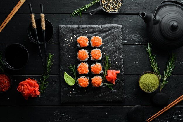 Rollos de sushi con salmón y caviar Cocina tradicional japonesa Vista superior