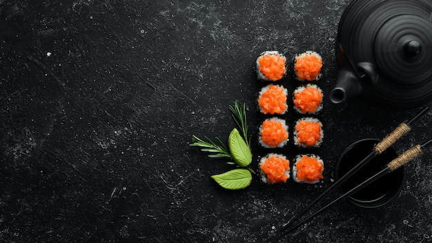 Rollos de sushi con salmón y caviar Cocina tradicional japonesa Vista superior