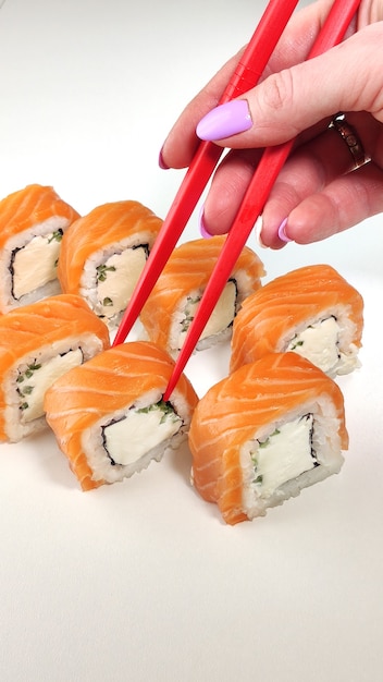 rollos de sushi con salmón y palillos