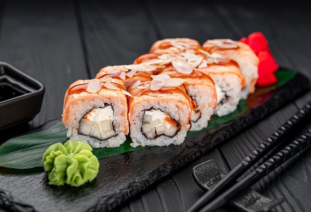 Rollos de sushi con salmón a la parrilla y pera