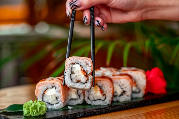 Rollos de sushi con salmón a la parrilla y pera