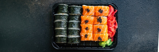 rollos de sushi salmón pescado pez volador huevas verduras