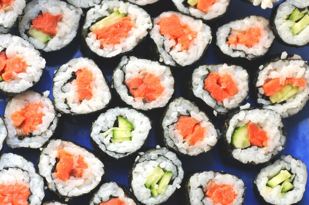 Rollos de sushi con salmón rojo y pepino