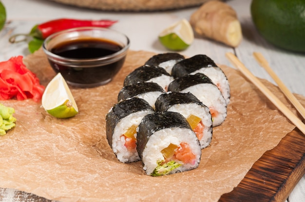 Rollos de sushi con salmón takuan y queso crema