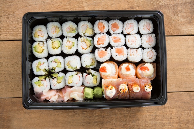 Rollos de sushi con salmón